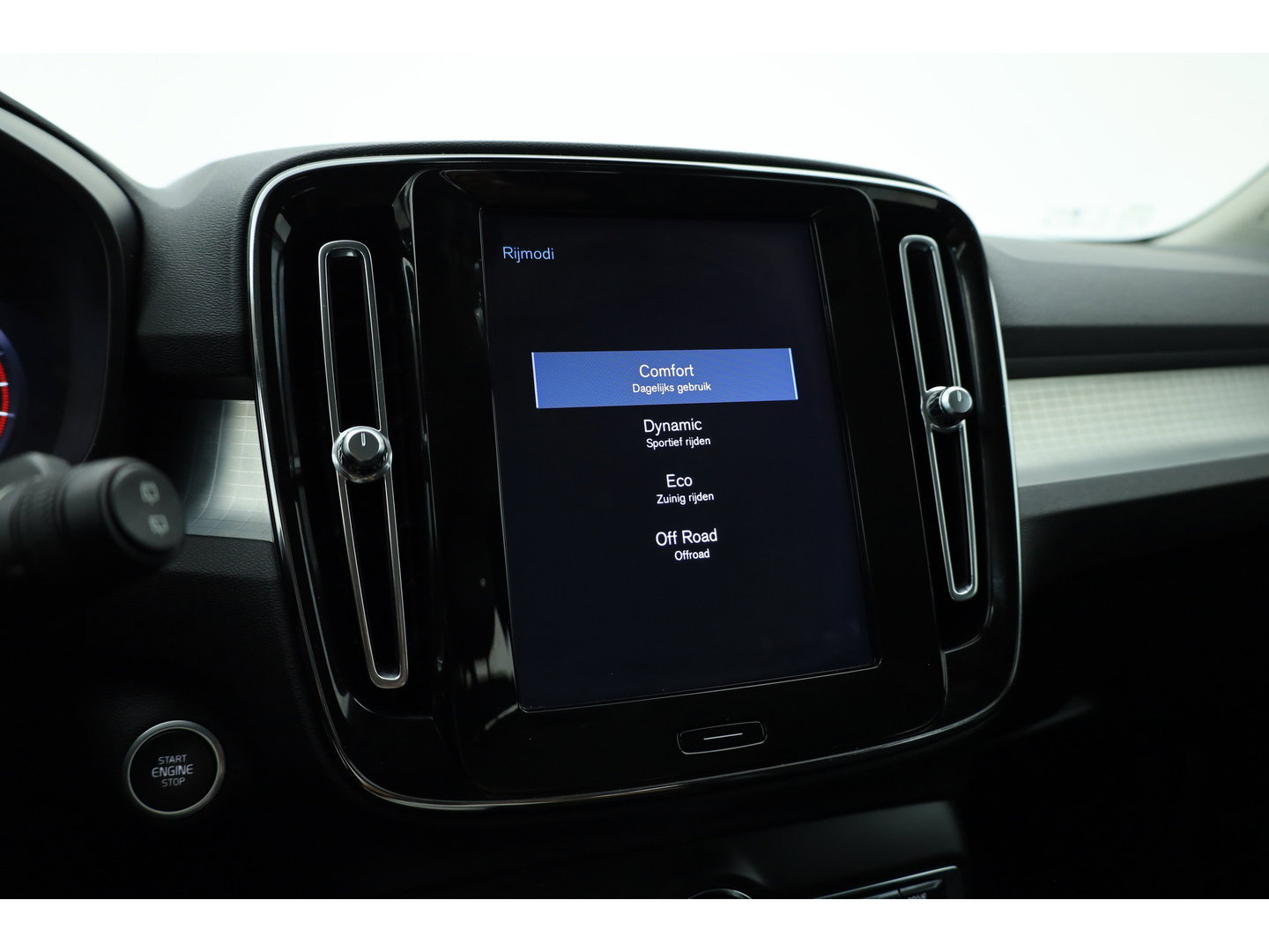 Volvo XC40 1.5 T3 Momentum Pro | RIJKLAAR!! | Cruise Contr. | Trekhaak | Camera | All Season | Apple CarPlay | Navi