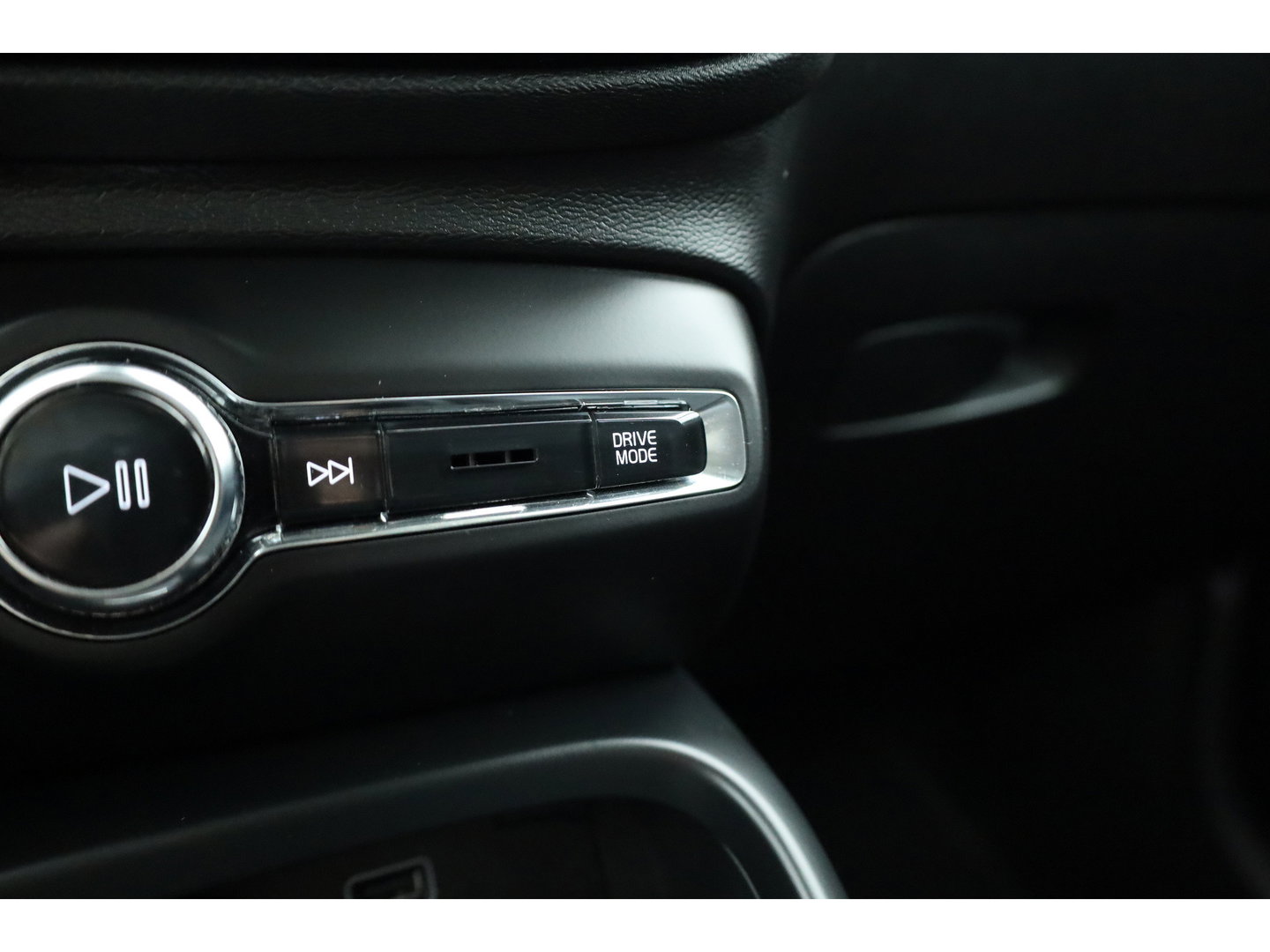 Volvo XC40 1.5 T3 Momentum Pro | RIJKLAAR!! | Cruise Contr. | Trekhaak | Camera | All Season | Apple CarPlay | Navi