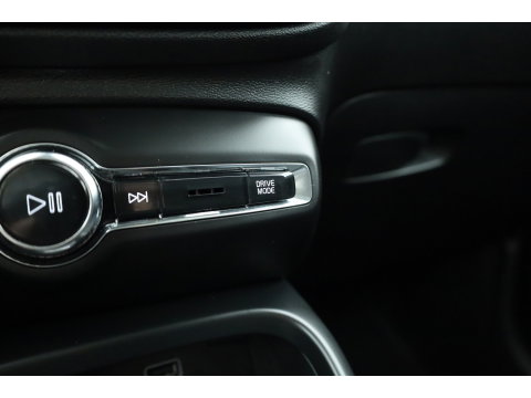 Volvo XC40 1.5 T3 Momentum Pro | RIJKLAAR!! | Cruise Contr. | Trekhaak | Camera | All Season | Apple CarPlay | Navi