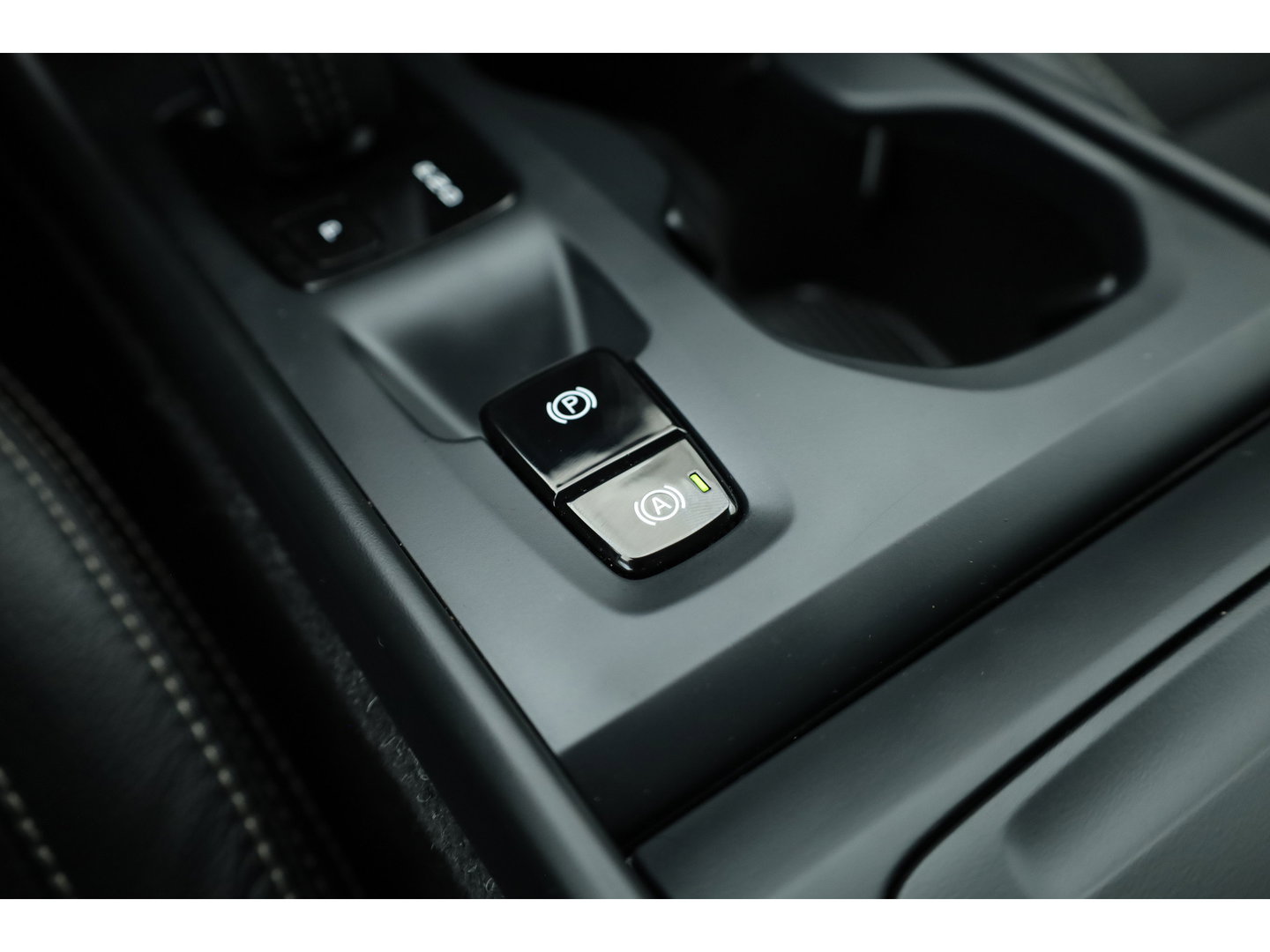 Volvo XC40 1.5 T3 Momentum Pro | RIJKLAAR!! | Cruise Contr. | Trekhaak | Camera | All Season | Apple CarPlay | Navi