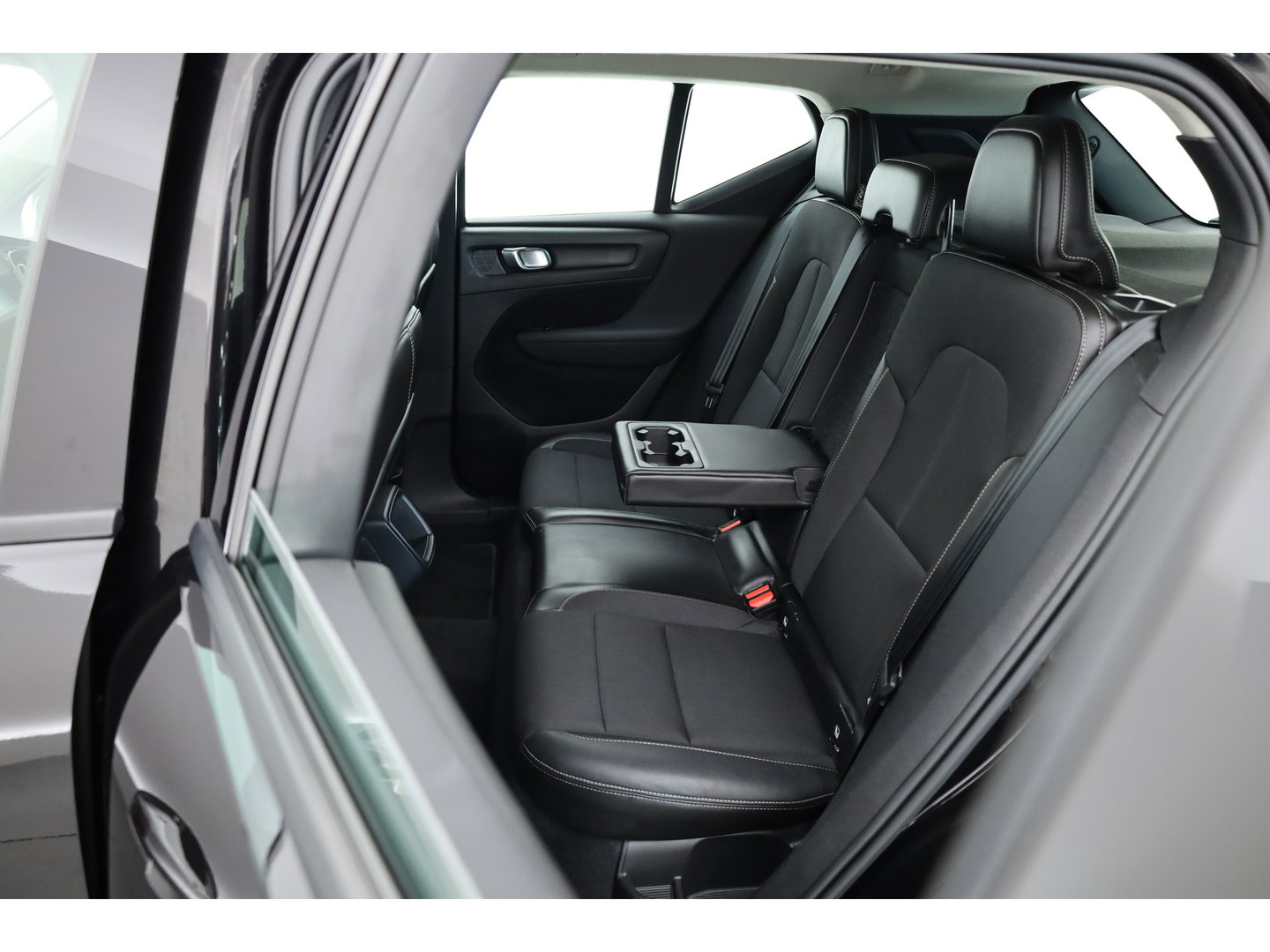 Volvo XC40 1.5 T3 Momentum Pro | RIJKLAAR!! | Cruise Contr. | Trekhaak | Camera | All Season | Apple CarPlay | Navi