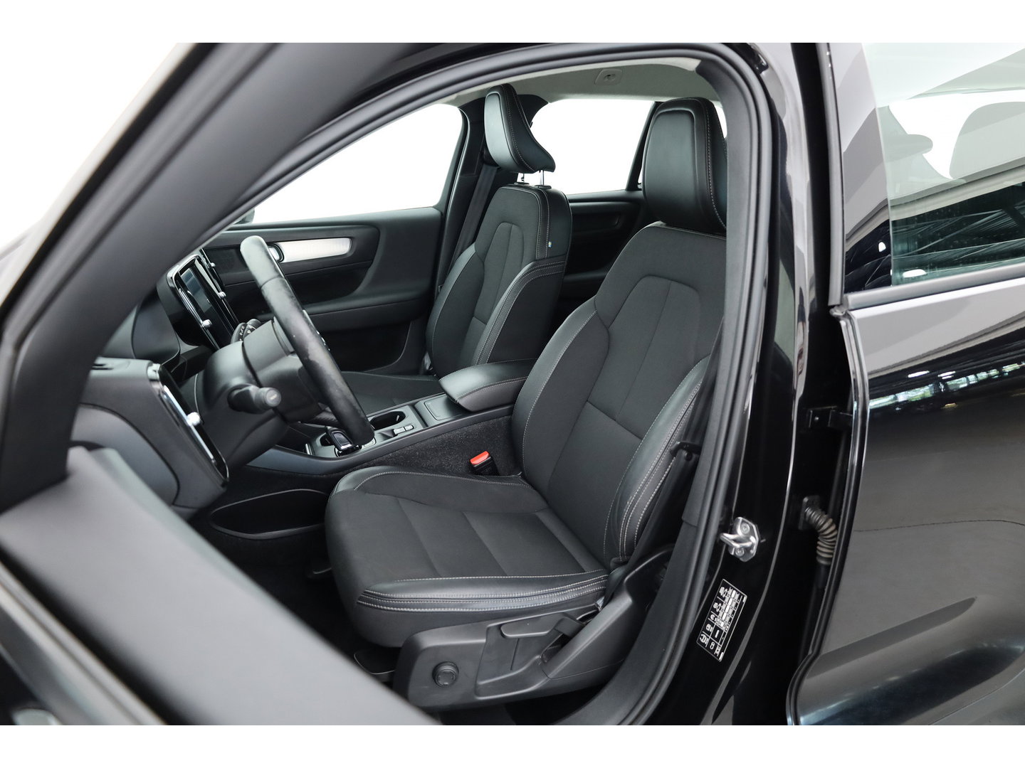 Volvo XC40 1.5 T3 Momentum Pro | RIJKLAAR!! | Cruise Contr. | Trekhaak | Camera | All Season | Apple CarPlay | Navi