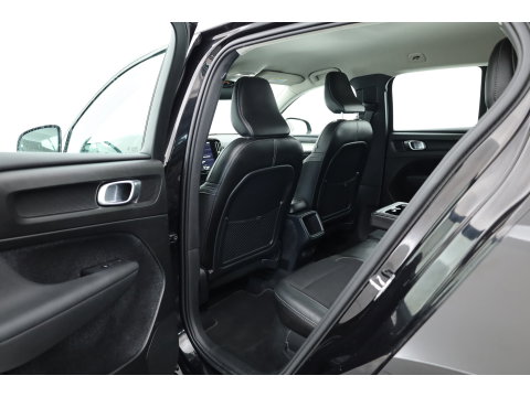Volvo XC40 1.5 T3 Momentum Pro | RIJKLAAR!! | Cruise Contr. | Trekhaak | Camera | All Season | Apple CarPlay | Navi