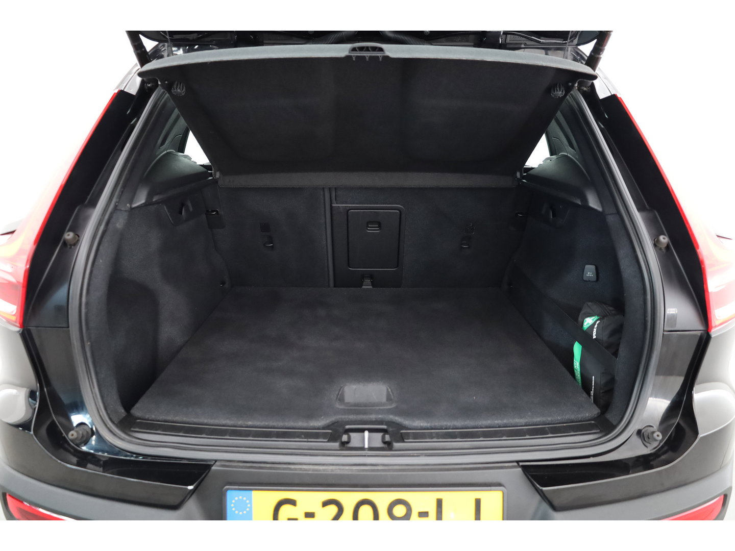 Volvo XC40 1.5 T3 Momentum Pro | RIJKLAAR!! | Cruise Contr. | Trekhaak | Camera | All Season | Apple CarPlay | Navi