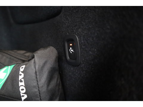 Volvo XC40 1.5 T3 Momentum Pro | RIJKLAAR!! | Cruise Contr. | Trekhaak | Camera | All Season | Apple CarPlay | Navi