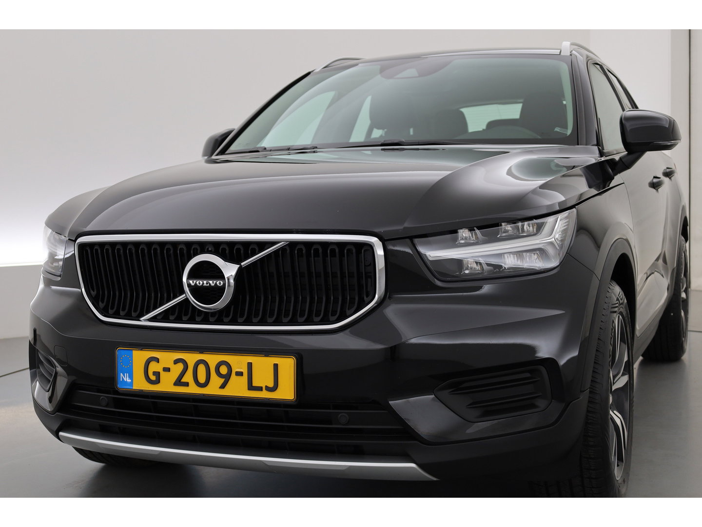 Volvo XC40 1.5 T3 Momentum Pro | RIJKLAAR!! | Cruise Contr. | Trekhaak | Camera | All Season | Apple CarPlay | Navi