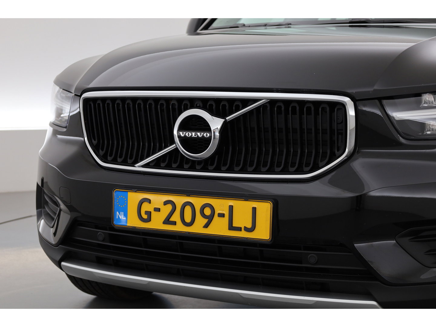 Volvo XC40 1.5 T3 Momentum Pro | RIJKLAAR!! | Cruise Contr. | Trekhaak | Camera | All Season | Apple CarPlay | Navi