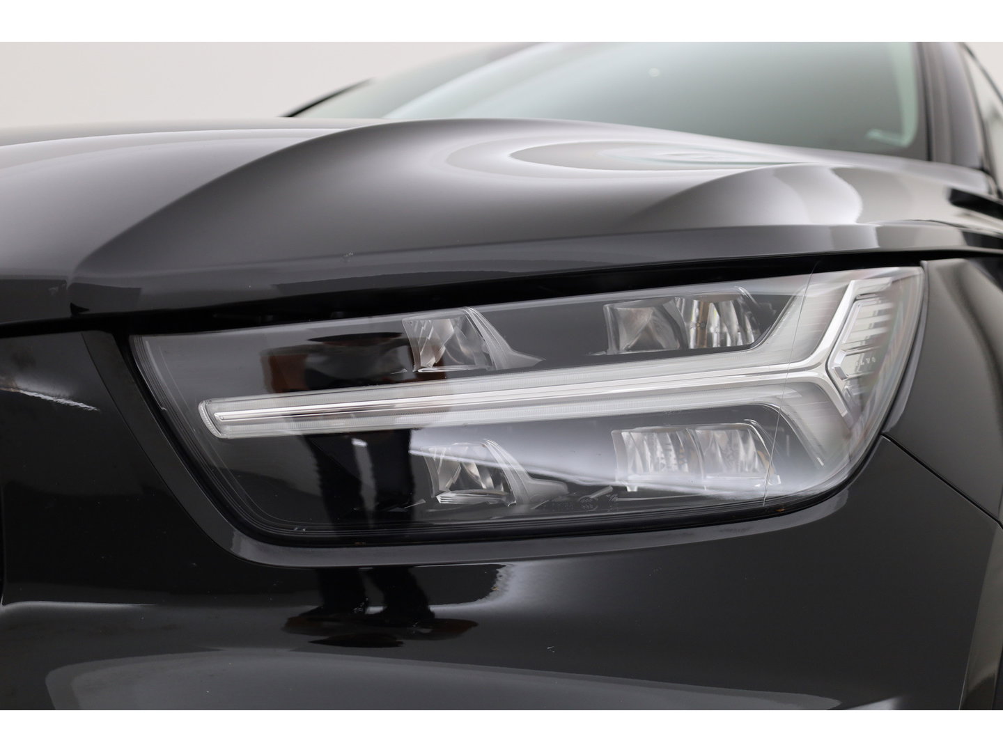 Volvo XC40 1.5 T3 Momentum Pro | RIJKLAAR!! | Cruise Contr. | Trekhaak | Camera | All Season | Apple CarPlay | Navi