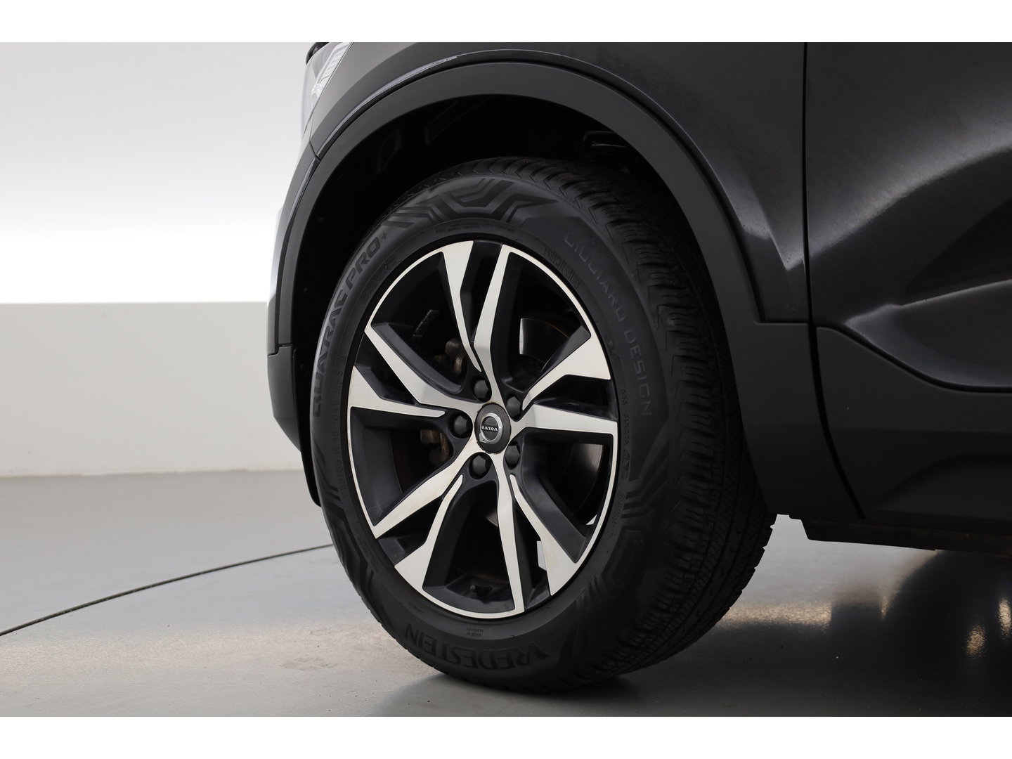 Volvo XC40 1.5 T3 Momentum Pro | RIJKLAAR!! | Cruise Contr. | Trekhaak | Camera | All Season | Apple CarPlay | Navi