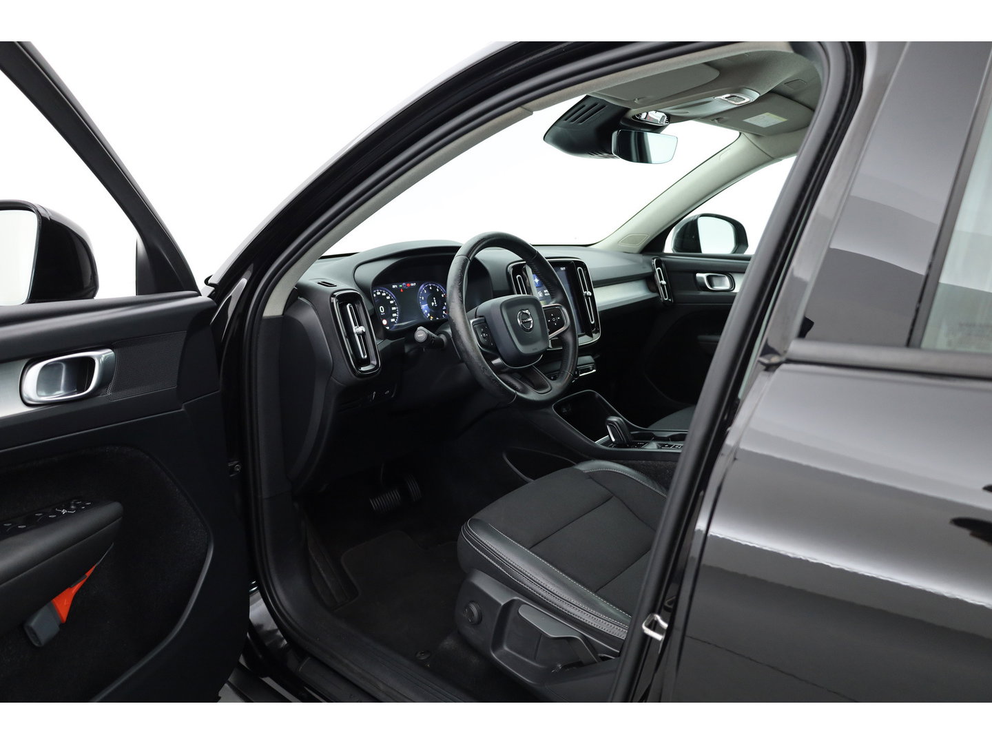 Volvo XC40 1.5 T3 Momentum Pro | RIJKLAAR!! | Cruise Contr. | Trekhaak | Camera | All Season | Apple CarPlay | Navi
