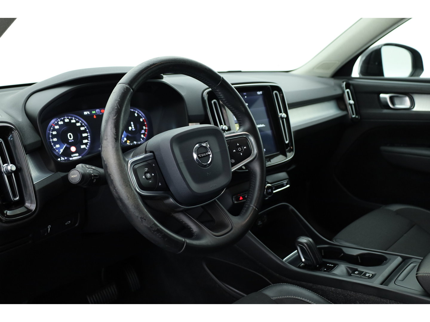 Volvo XC40 1.5 T3 Momentum Pro | RIJKLAAR!! | Cruise Contr. | Trekhaak | Camera | All Season | Apple CarPlay | Navi