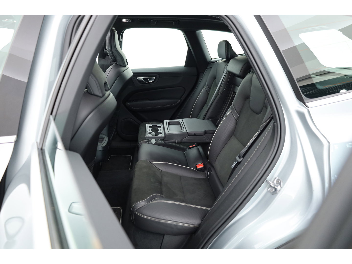 Volvo XC60 2.0 T5 R-Design | Rijklaar | Pano-dak | Trekhaak 2300kg | Head-up | Harman/  Kardon |  ACC | Blis | Camera |