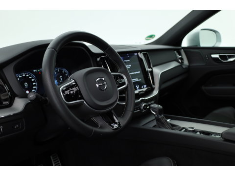 Volvo XC60 2.0 T5 R-Design | Rijklaar | Pano-dak | Trekhaak 2300kg | Head-up | Harman/  Kardon |  ACC | Blis | Camera |