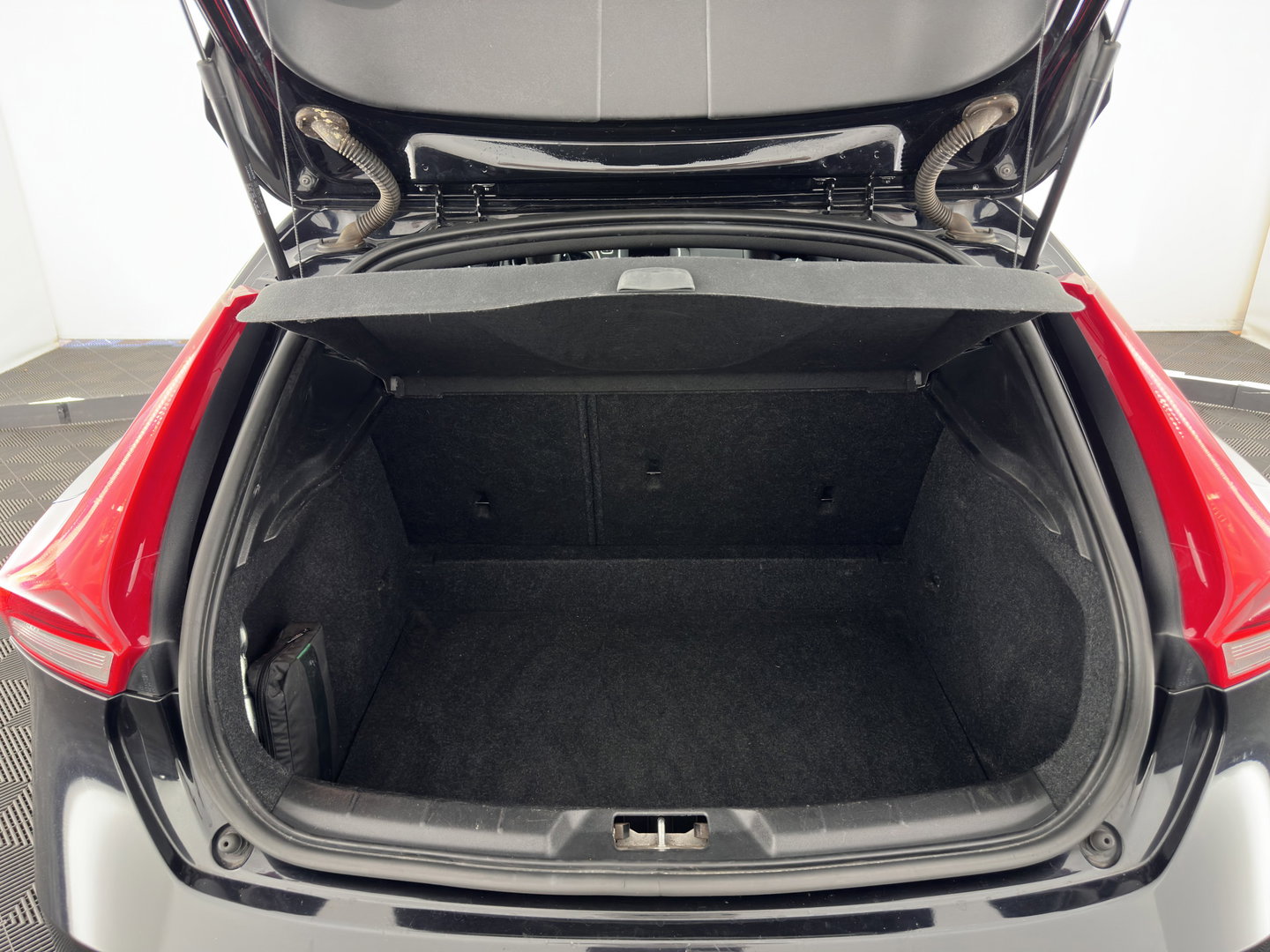 Volvo V40 2.0 D4 R-Design Business *LEATHER-MICROFIBRE | NAVI-FULLMAP | HEATED-SPORTSEATS | PRIVACY-GLASS | ECC | PDC | CRUISE | PREMIUM-AUDIO | 18''ALU*
