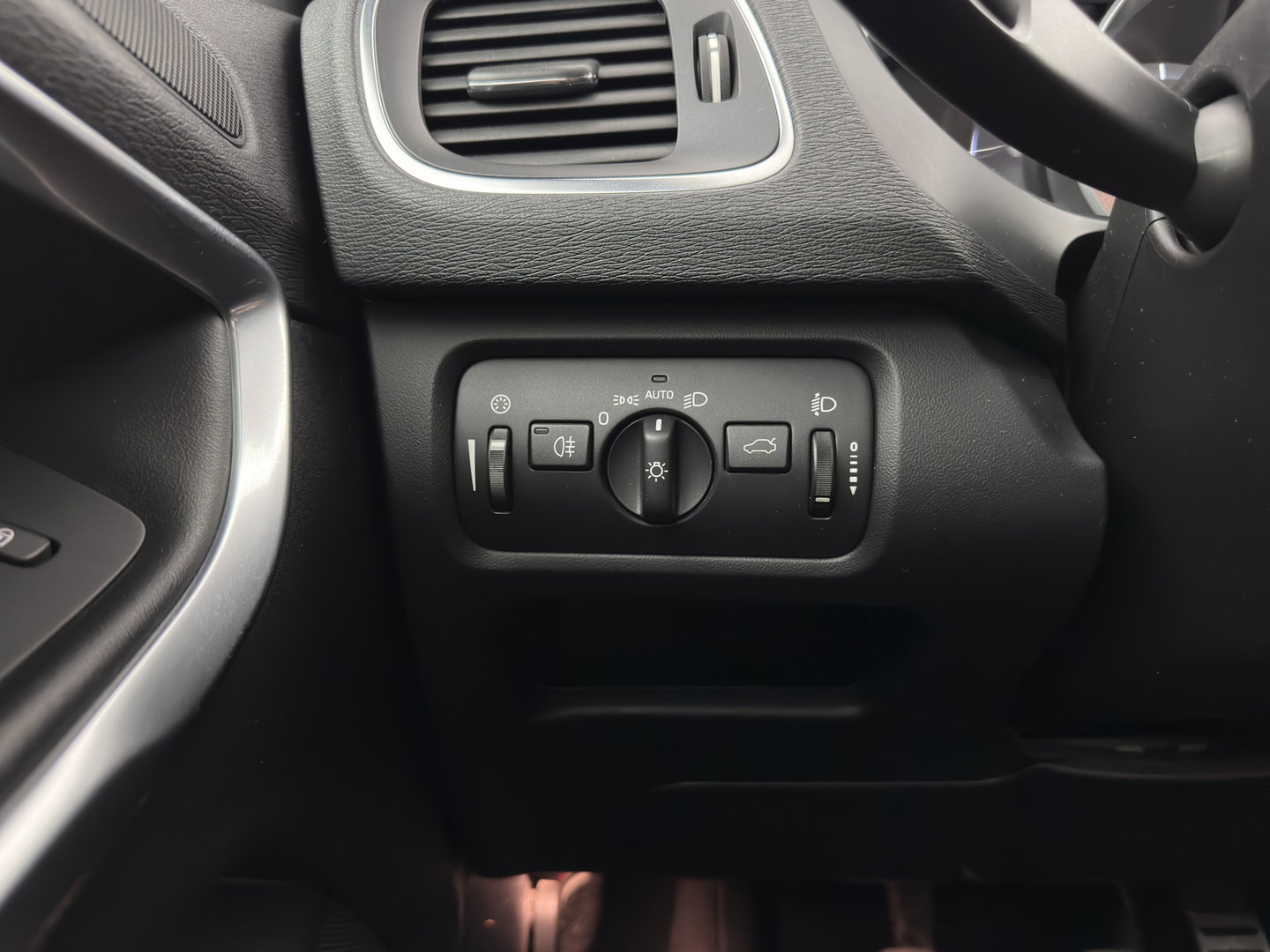 Volvo V40 2.0 D4 R-Design Business *LEATHER-MICROFIBRE | NAVI-FULLMAP | HEATED-SPORTSEATS | PRIVACY-GLASS | ECC | PDC | CRUISE | PREMIUM-AUDIO | 18''ALU*