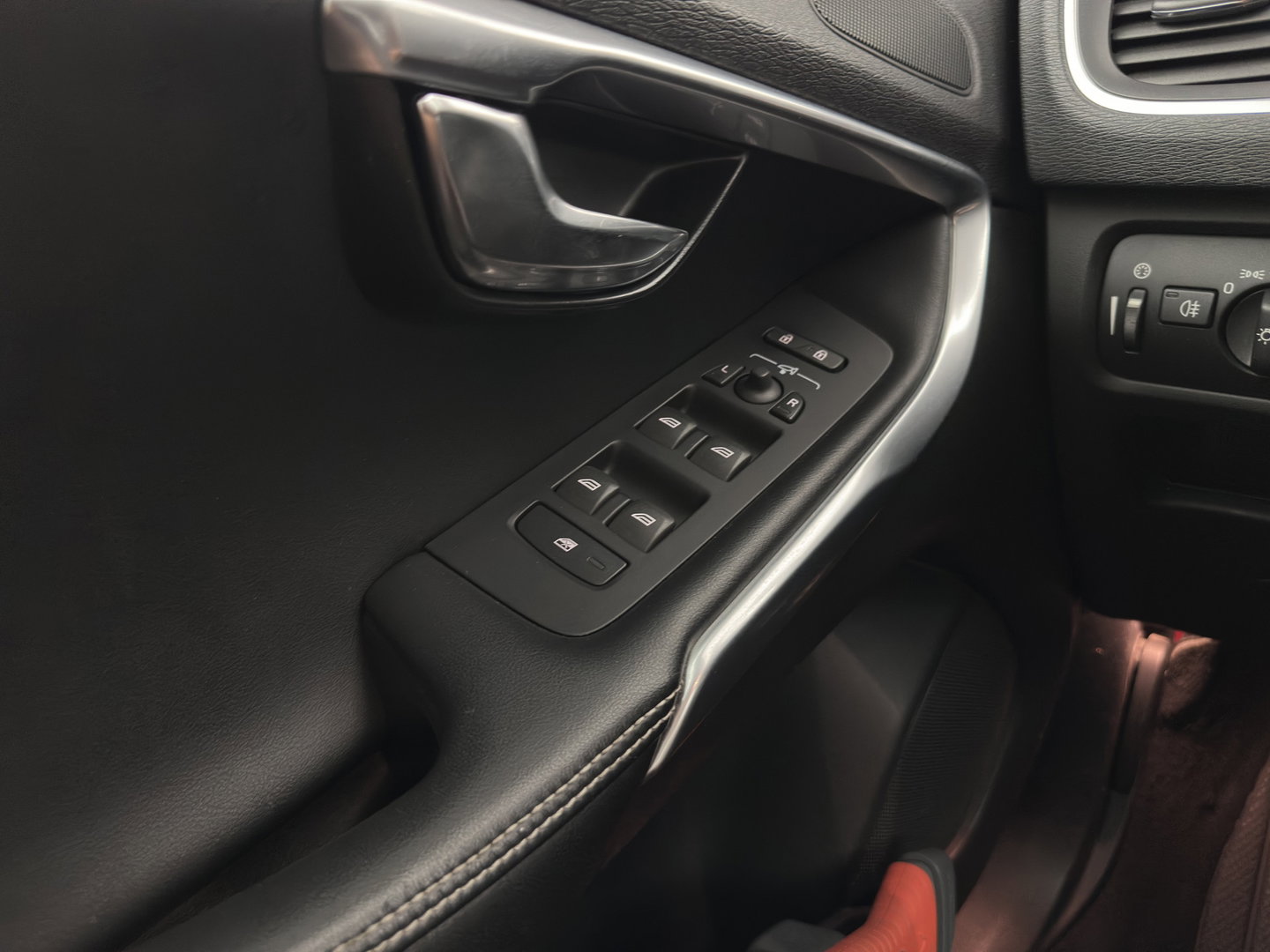 Volvo V40 2.0 D4 R-Design Business *LEATHER-MICROFIBRE | NAVI-FULLMAP | HEATED-SPORTSEATS | PRIVACY-GLASS | ECC | PDC | CRUISE | PREMIUM-AUDIO | 18''ALU*