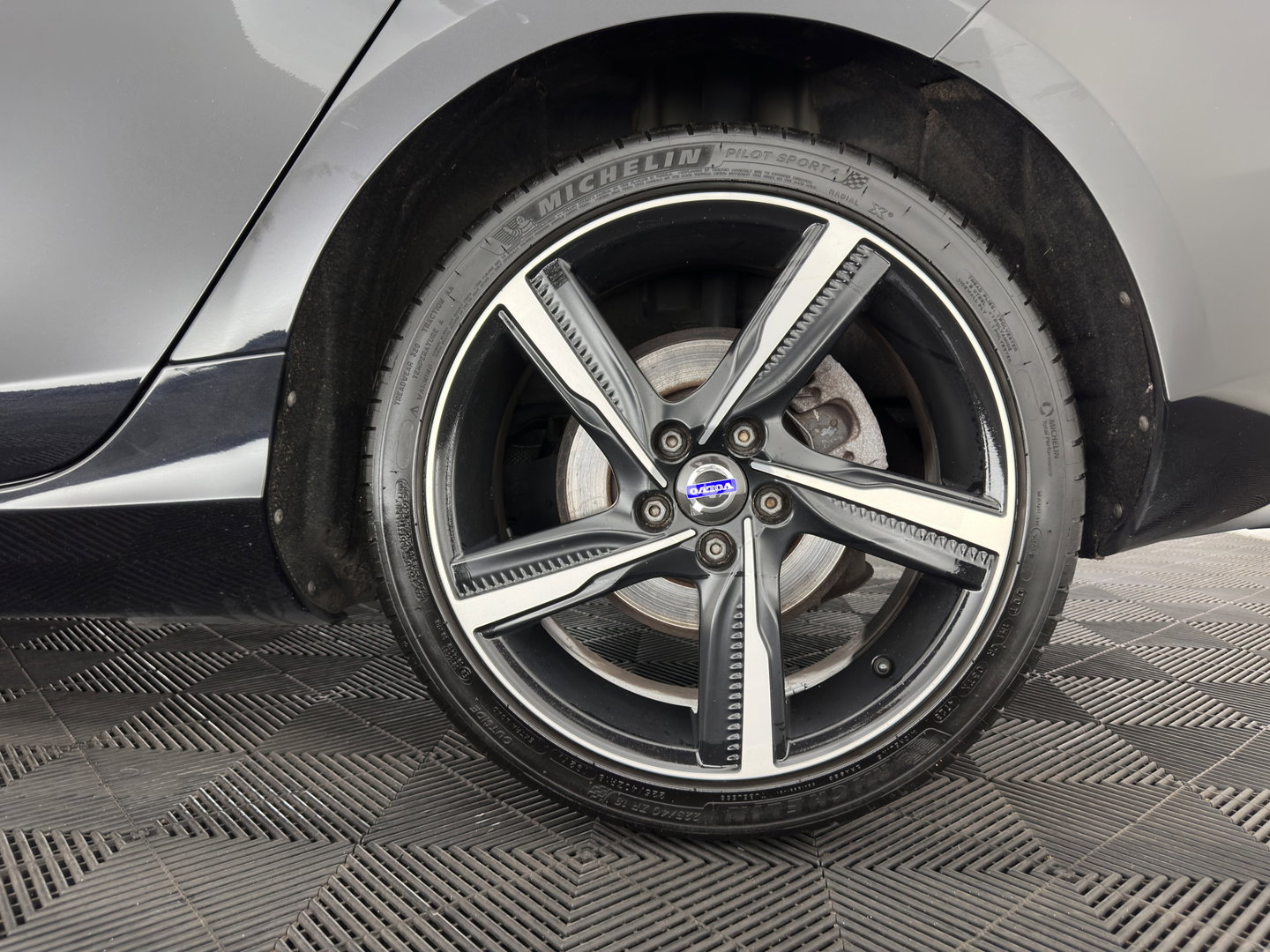 Volvo V40 2.0 D4 R-Design Business *LEATHER-MICROFIBRE | NAVI-FULLMAP | HEATED-SPORTSEATS | PRIVACY-GLASS | ECC | PDC | CRUISE | PREMIUM-AUDIO | 18''ALU*