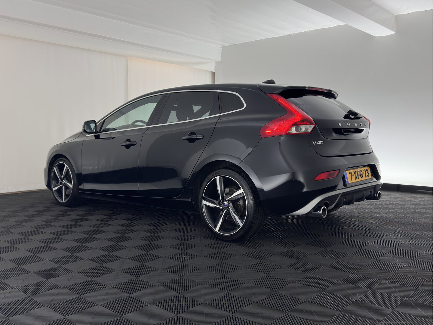 Volvo V40 2.0 D4 R-Design Business *LEATHER-MICROFIBRE | NAVI-FULLMAP | HEATED-SPORTSEATS | PRIVACY-GLASS | ECC | PDC | CRUISE | PREMIUM-AUDIO | 18''ALU*