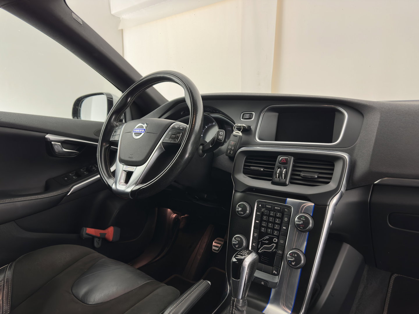 Volvo V40 2.0 D4 R-Design Business *LEATHER-MICROFIBRE | NAVI-FULLMAP | HEATED-SPORTSEATS | PRIVACY-GLASS | ECC | PDC | CRUISE | PREMIUM-AUDIO | 18''ALU*