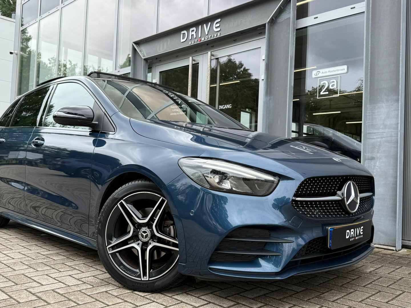 Mercedes-Benz B-Klasse 200 Bus. Solution AMG Night|Pano|Carplay|Sfeer|Cam|Trekhaak