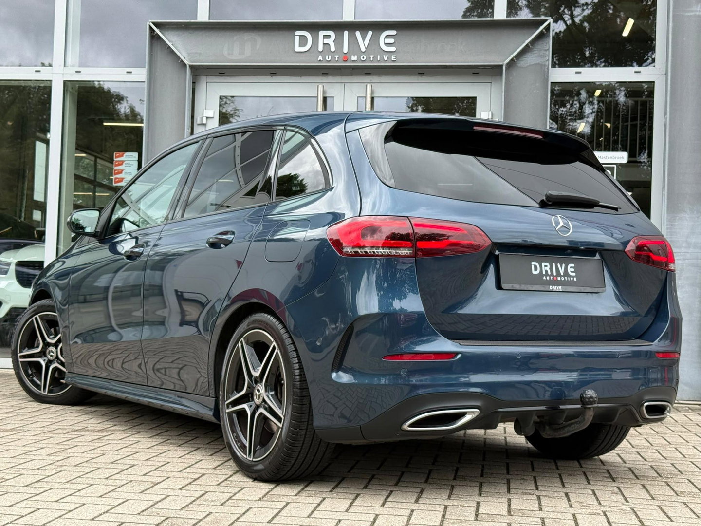 Mercedes-Benz B-Klasse 200 Bus. Solution AMG Night|Pano|Carplay|Sfeer|Cam|Trekhaak