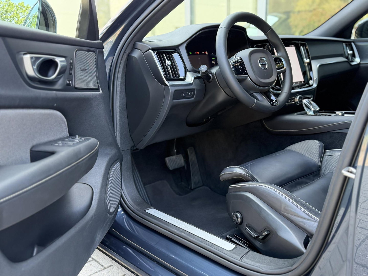 Volvo V60 2.0 T6 Plug-in hybrid 350Pk AWD Plus Dark Long Range|Pano|H/K|360Cam|Pilot|Trekhaak