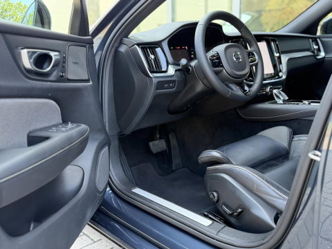 Volvo V60 2.0 T6 Plug-in hybrid 350Pk AWD Plus Dark Long Range|Pano|H/K|360Cam|Pilot|Trekhaak