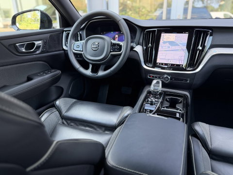 Volvo V60 2.0 T6 Plug-in hybrid 350Pk AWD Plus Dark Long Range|Pano|H/K|360Cam|Pilot|Trekhaak