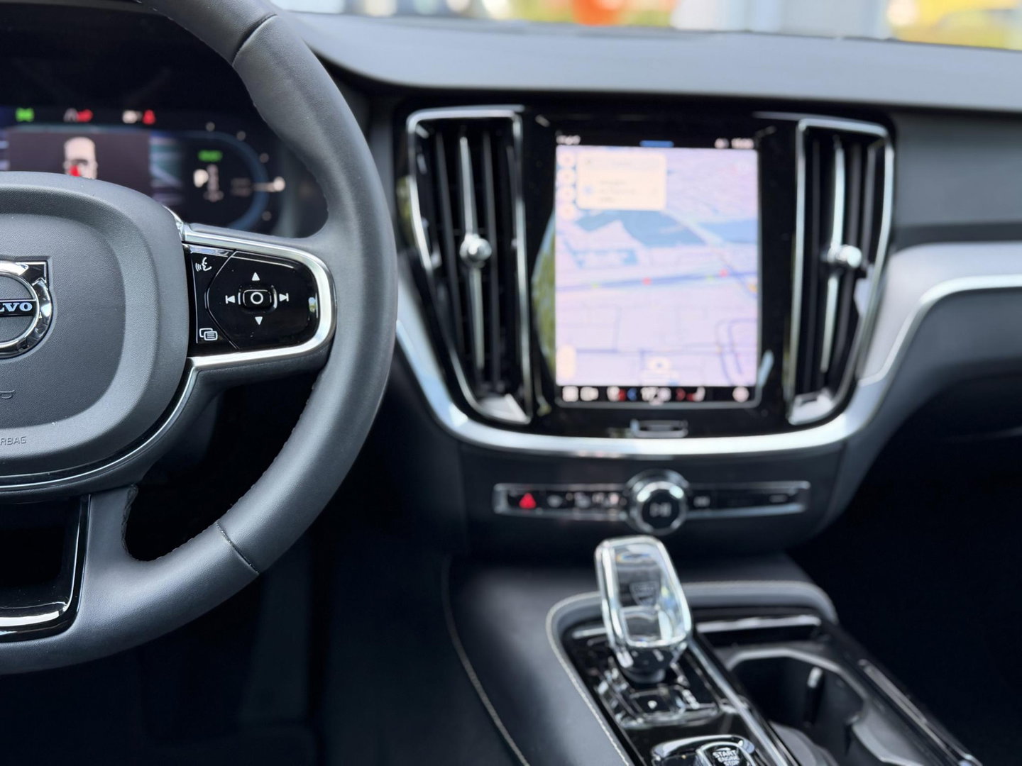 Volvo V60 2.0 T6 Plug-in hybrid 350Pk AWD Plus Dark Long Range|Pano|H/K|360Cam|Pilot|Trekhaak