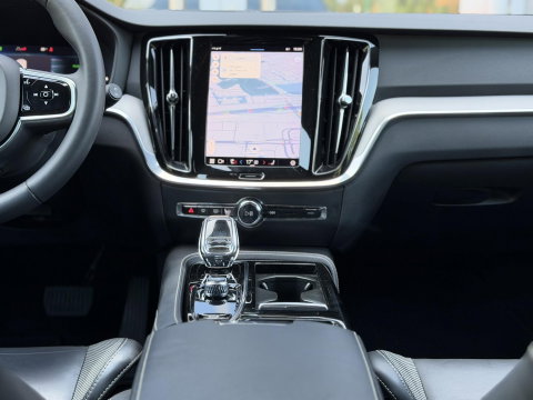 Volvo V60 2.0 T6 Plug-in hybrid 350Pk AWD Plus Dark Long Range|Pano|H/K|360Cam|Pilot|Trekhaak