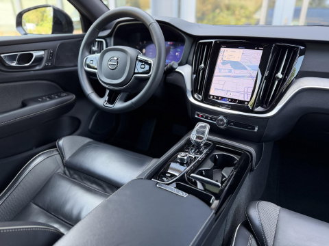 Volvo V60 2.0 T6 Plug-in hybrid 350Pk AWD Plus Dark Long Range|Pano|H/K|360Cam|Pilot|Trekhaak