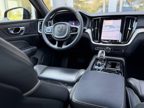 Volvo V60 2.0 T6 Plug-in hybrid 350Pk AWD Plus Dark Long Range|Pano|H/K|360Cam|Pilot|Trekhaak
