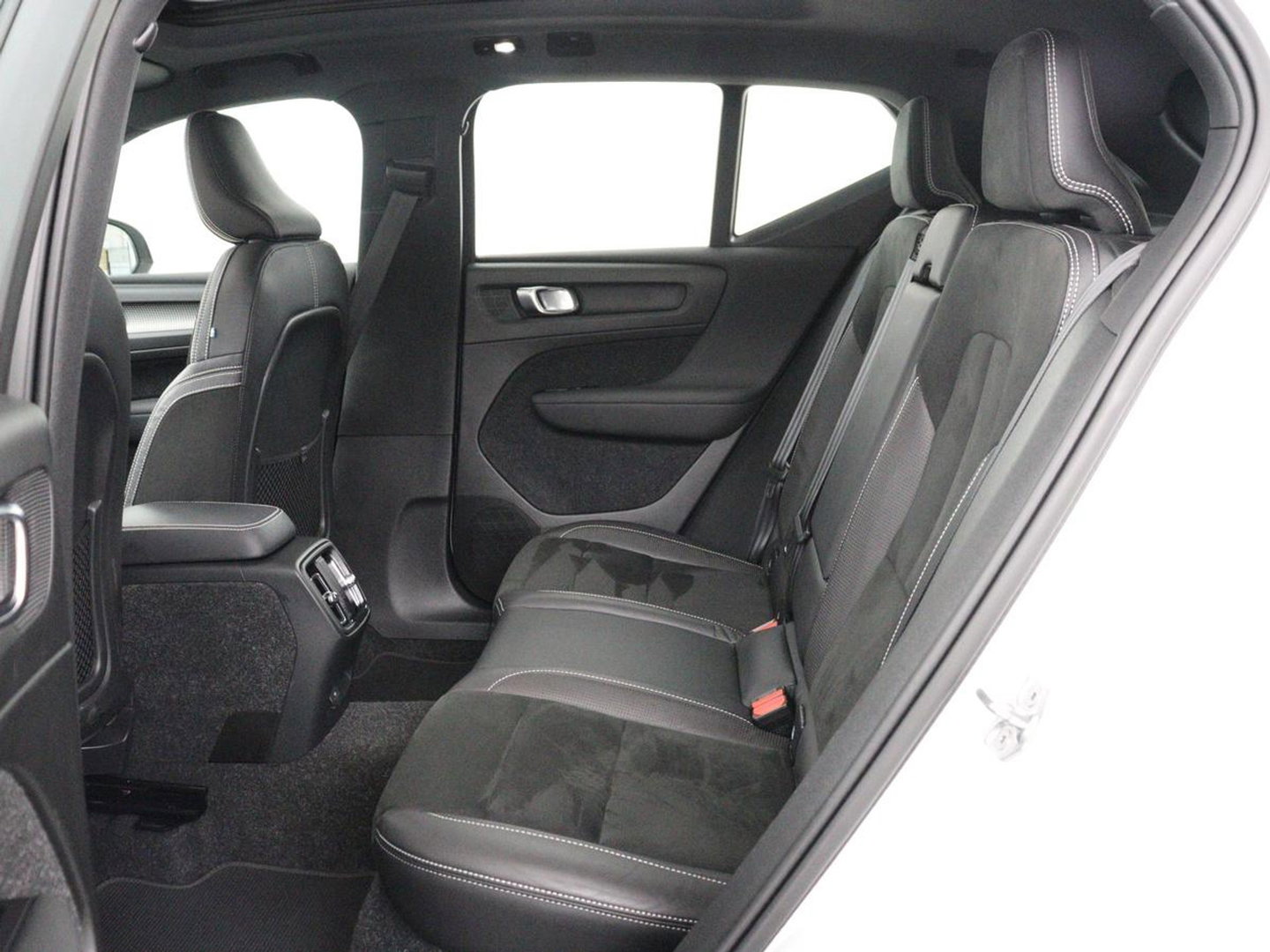 Volvo XC40 Recharge P8 AWD R-Design | SOH 97.1% | Trekhaak | Panoramadak | Leder/alcantara | Stuur/stoel verwarming | Park assit | Carplay |