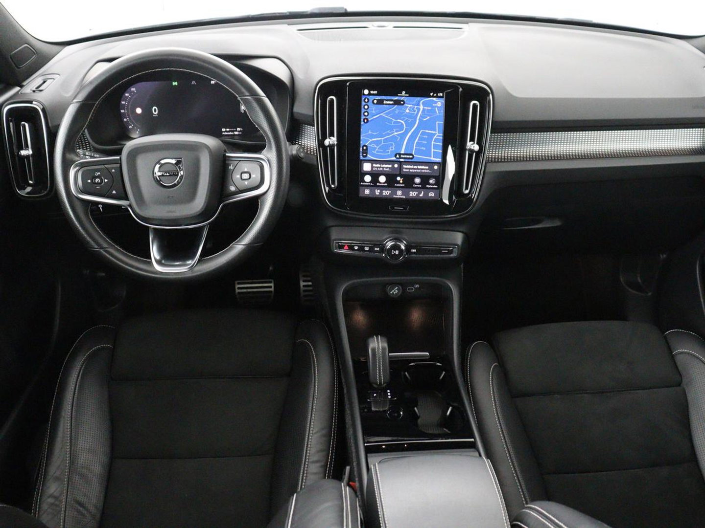 Volvo XC40 Recharge P8 AWD R-Design | SOH 97.1% | Trekhaak | Panoramadak | Leder/alcantara | Stuur/stoel verwarming | Park assit | Carplay |