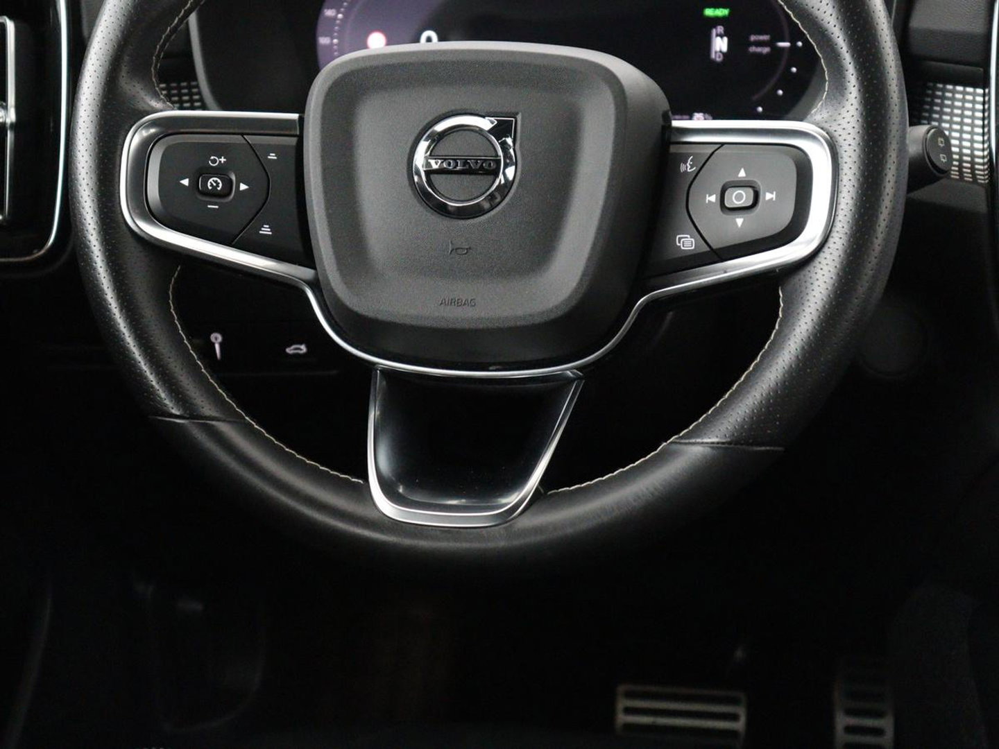 Volvo XC40 Recharge P8 AWD R-Design | SOH 97.1% | Trekhaak | Panoramadak | Leder/alcantara | Stuur/stoel verwarming | Park assit | Carplay |