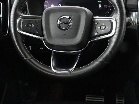 Volvo XC40 Recharge P8 AWD R-Design | SOH 97.1% | Trekhaak | Panoramadak | Leder/alcantara | Stuur/stoel verwarming | Park assit | Carplay |
