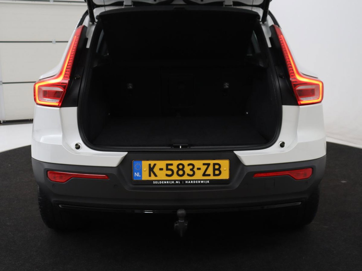 Volvo XC40 Recharge P8 AWD R-Design | SOH 97.1% | Trekhaak | Panoramadak | Leder/alcantara | Stuur/stoel verwarming | Park assit | Carplay |