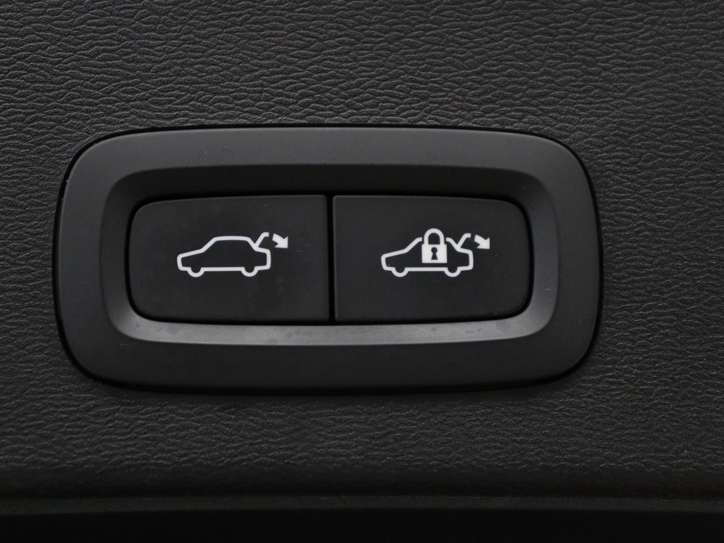 Volvo XC40 Recharge P8 AWD R-Design | SOH 97.1% | Trekhaak | Panoramadak | Leder/alcantara | Stuur/stoel verwarming | Park assit | Carplay |