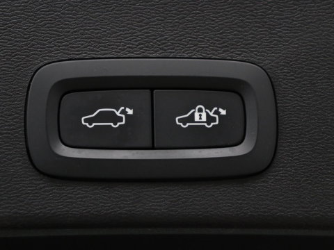Volvo XC40 Recharge P8 AWD R-Design | SOH 97.1% | Trekhaak | Panoramadak | Leder/alcantara | Stuur/stoel verwarming | Park assit | Carplay |