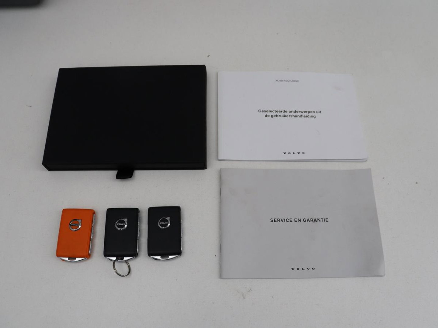 Volvo XC40 Recharge P8 AWD R-Design | SOH 97.1% | Trekhaak | Panoramadak | Leder/alcantara | Stuur/stoel verwarming | Park assit | Carplay |