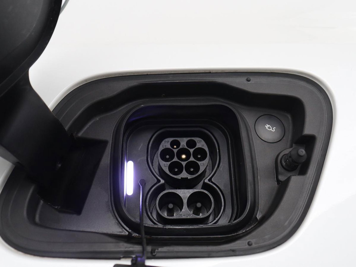 Volvo XC40 Recharge P8 AWD R-Design | SOH 97.1% | Trekhaak | Panoramadak | Leder/alcantara | Stuur/stoel verwarming | Park assit | Carplay |