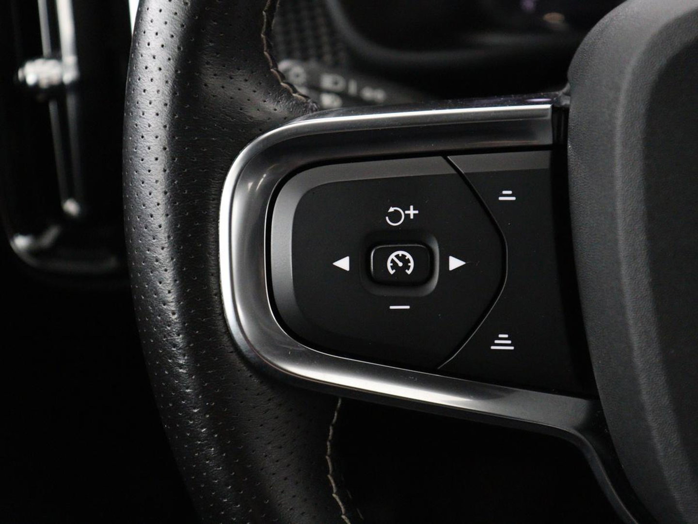 Volvo XC40 Recharge P8 AWD R-Design | SOH 97.1% | Trekhaak | Panoramadak | Leder/alcantara | Stuur/stoel verwarming | Park assit | Carplay |