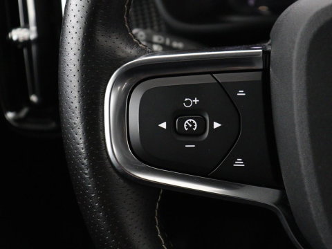 Volvo XC40 Recharge P8 AWD R-Design | SOH 97.1% | Trekhaak | Panoramadak | Leder/alcantara | Stuur/stoel verwarming | Park assit | Carplay |