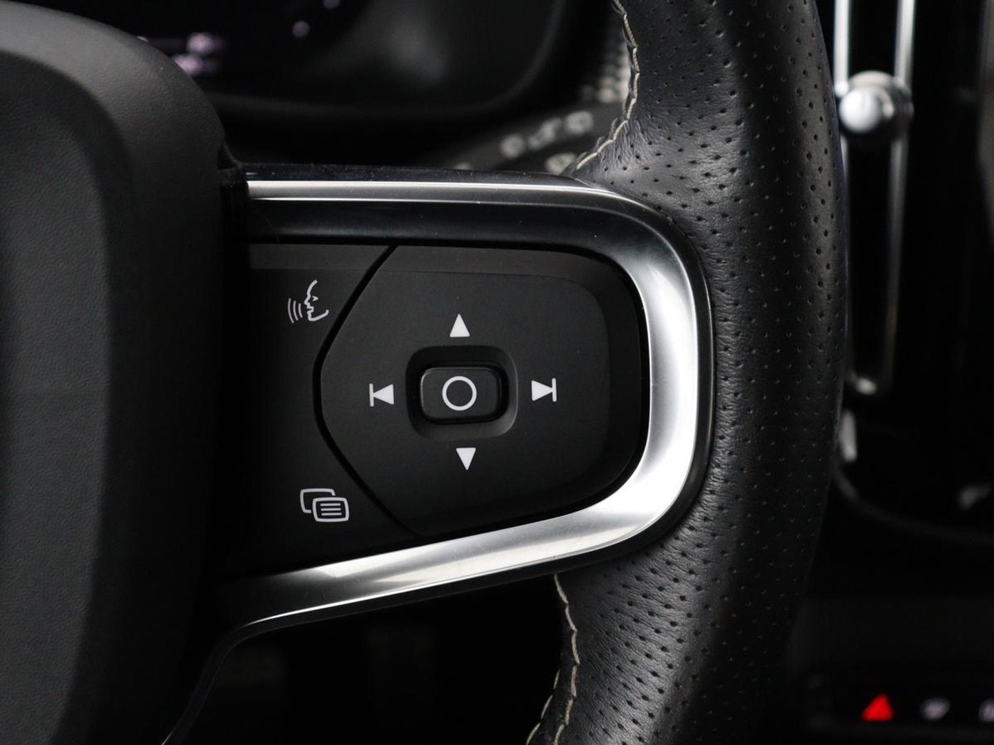 Volvo XC40 Recharge P8 AWD R-Design | SOH 97.1% | Trekhaak | Panoramadak | Leder/alcantara | Stuur/stoel verwarming | Park assit | Carplay |