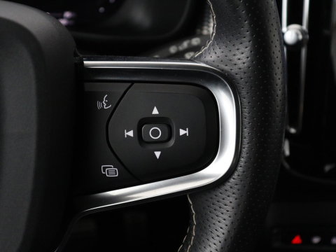 Volvo XC40 Recharge P8 AWD R-Design | SOH 97.1% | Trekhaak | Panoramadak | Leder/alcantara | Stuur/stoel verwarming | Park assit | Carplay |