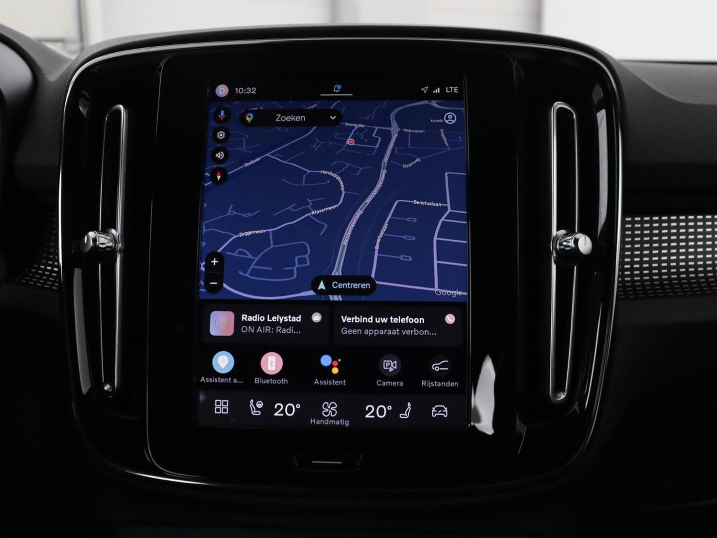 Volvo XC40 Recharge P8 AWD R-Design | SOH 97.1% | Trekhaak | Panoramadak | Leder/alcantara | Stuur/stoel verwarming | Park assit | Carplay |