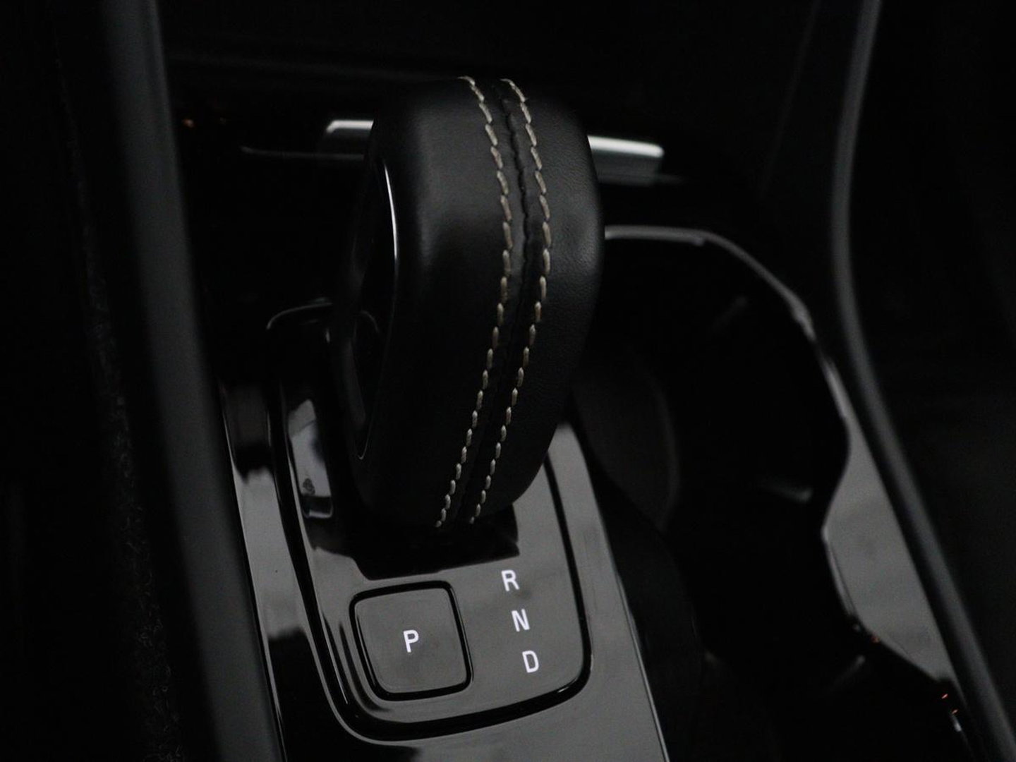 Volvo XC40 Recharge P8 AWD R-Design | SOH 97.1% | Trekhaak | Panoramadak | Leder/alcantara | Stuur/stoel verwarming | Park assit | Carplay |