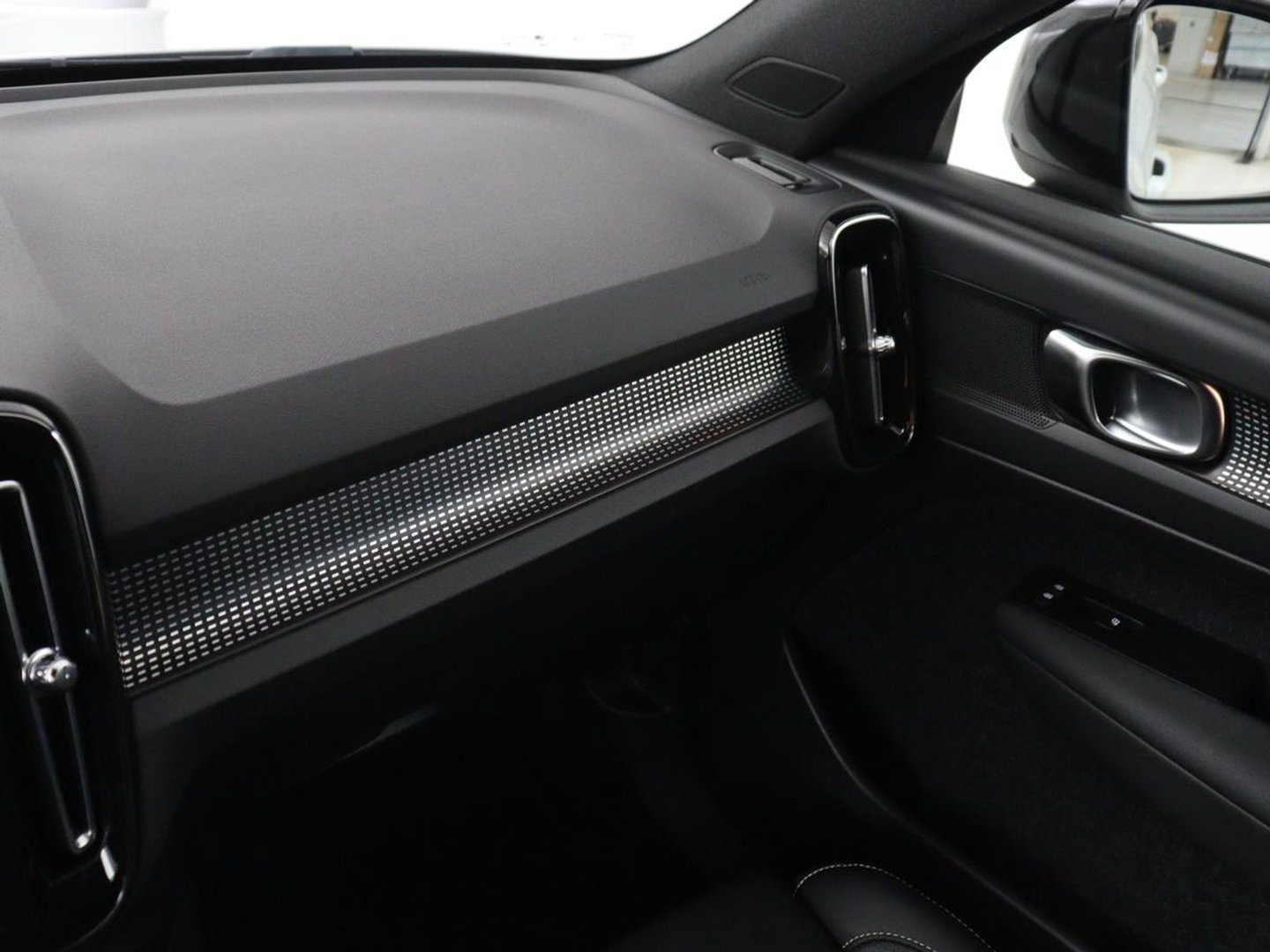 Volvo XC40 Recharge P8 AWD R-Design | SOH 97.1% | Trekhaak | Panoramadak | Leder/alcantara | Stuur/stoel verwarming | Park assit | Carplay |