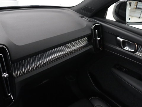 Volvo XC40 Recharge P8 AWD R-Design | SOH 97.1% | Trekhaak | Panoramadak | Leder/alcantara | Stuur/stoel verwarming | Park assit | Carplay |