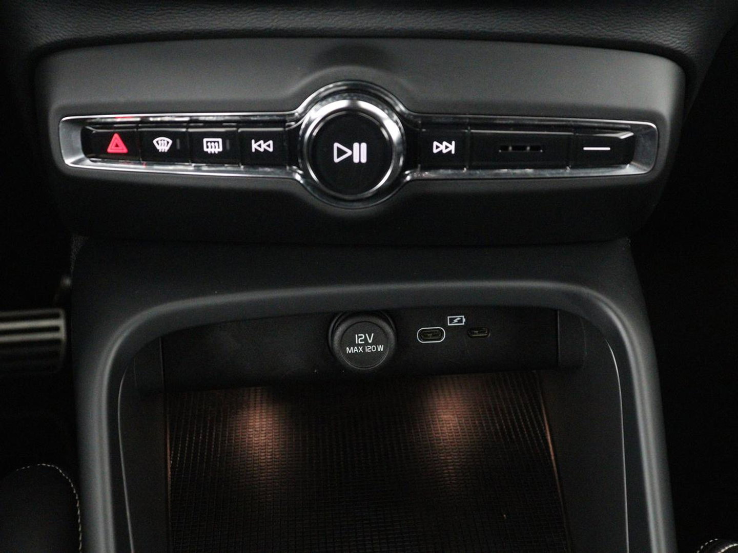 Volvo XC40 Recharge P8 AWD R-Design | SOH 97.1% | Trekhaak | Panoramadak | Leder/alcantara | Stuur/stoel verwarming | Park assit | Carplay |
